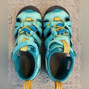 Like new Kids Keen sandals - size little kid 13